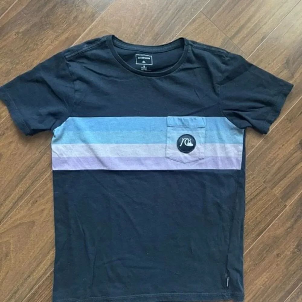 Quicksilver 12 modern front stripe chest front pocket tee